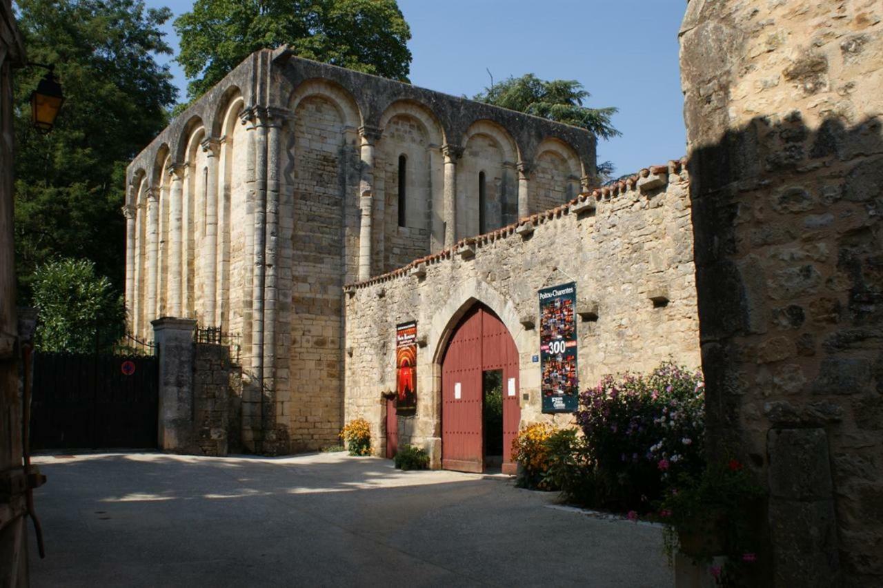 La Vieille Maison Rose Bed and Breakfast Nanteuil-en-Vallée Esterno foto